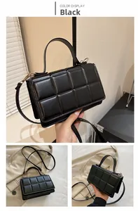 Vue détaillée du sac à bandoulière matelassé noir avec des ferrures dorées et anses