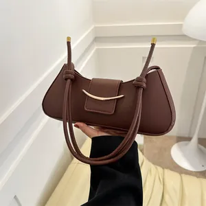 Borsa a mezzaluna marrone scuro con fibbia in metallo dorato e tracolla annodata