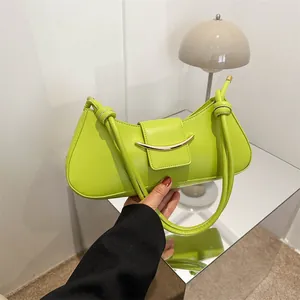 Borsa a mezzaluna verde lime con chiusura in metallo dorato e tracolla con nodi
