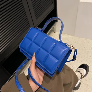 Sac à main bleu matelassé en similicuir avec poignée et bandoulière amovible