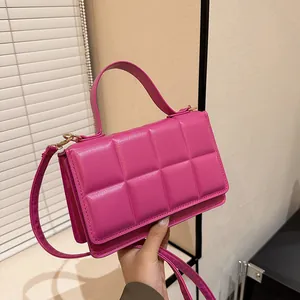 Petit sac bandoulière matelassé magenta avec poignée et textures élégantes chic