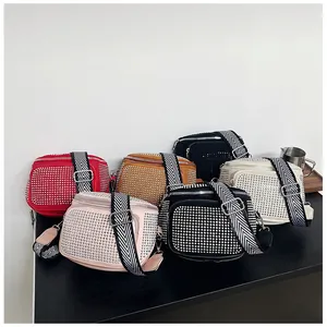 Vue détaillée des sacs à bandoulière en strass avec sangles en toile à motifs réglables