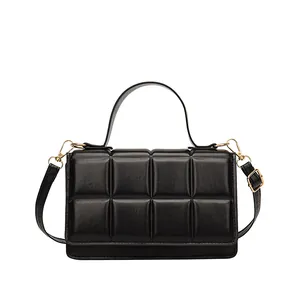 Sac à main matelassé noir classique avec ferrures dorées et poignée pour l'élégance