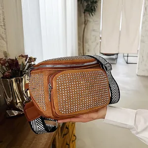 Sac de Poitrine pour Femme avec Strass et Clous Mode en Cuir PU Sac Bandoulière Sacoche avec Large Bandoulière Géométrique
