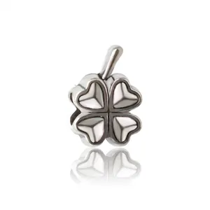 Charm a quadrifoglio con petali in madreperla a forma di cuore per bracciali fai-da-te