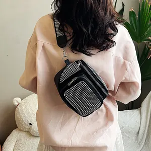 Sac de poitrine noir à rivets argentés avec large bandoulière géométrique