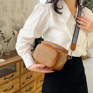 Sac banane en daim marron avec rivets argentés et large bandoulière à chevrons