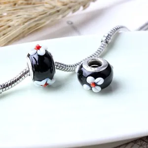 S925 Silber Schlangenkette Armband-Set mit schwarzen Emaille-Blumenperlen und weißem Dekor