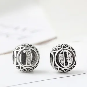Perles rondes argentées rétro avec motifs de cœurs et chiffres 1 et 0 sertis de zircon