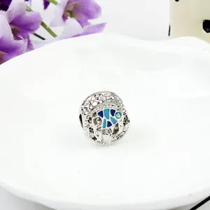 Pendentif éléphant en argent avec émail bleu et cristal sur une assiette décorative