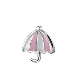 Macro-opname van paraplu bedel met roze emaille en glitter voor DIY-armbanden