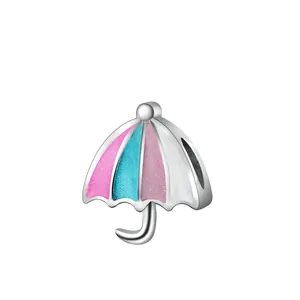 Macro-opname van paraplu-bedel met roze blauw email en glitter op zilver metaal