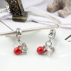 Amuletos de manzana roja y libro en pulsera de cadena de serpiente con detalles