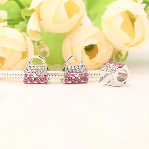 Makroaufnahme von Taschen-Charm aus Silber mit rosa und weißen Strasssteinen für Armbänder