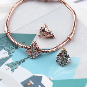 Detailansicht der roségoldenen Weihnachtsbaum-Charms mit bunten Kristallen auf Schlangenkette