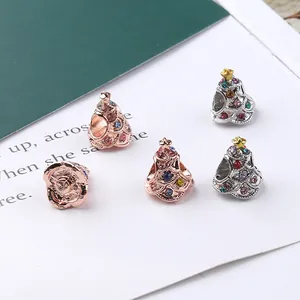 Detailansicht der roségoldenen und silbernen Weihnachtsbaum-Charms mit bunten Strasssteinen