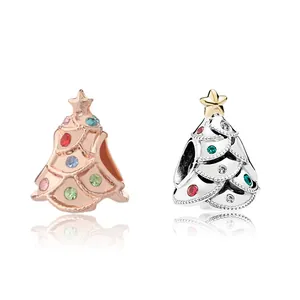 Details von roségoldenen und silbernen Weihnachtsbaum-Charms mit bunten Kristallen und Stern