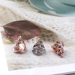 Weihnachtsbaum-Anhänger in Roségold und Silber mit bunten Strasssteinen auf Strickstoff