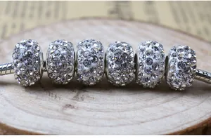 Detalle macro de seis cuentas plateadas de cristal pavé en una pulsera de serpiente