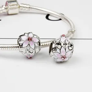 Bracciale a catena serpente d'argento con ciondoli magnolia rosa e pietre occhio di gatto