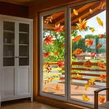 Detail von herbstlichen Ahornblatt-Wandstickern an einer Glastür in warmer Wohnumgebung