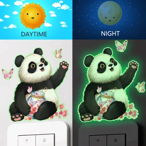 Autocollant mural panda lumineux montrant l'effet jour et nuit sur l'interrupteur