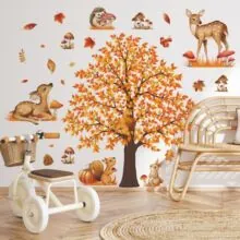 Details von Herbst-Wandstickern mit goldenen Ahornbäumen und Aquarell-Waldtieren