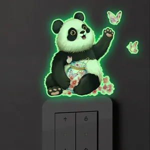 Autocollant mural lumineux montrant un panda avec un pot en verre brillant sur un interrupteur
