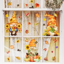 Detail von herbstlichen Fensteraufklebern mit Gnomen, Sonnenblumen und bunten Ahornblättern