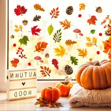 Nahaufnahme der herbstlichen Fensteraufkleber mit Ahornblättern und Pilzdekorationen
