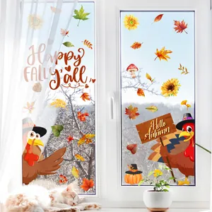Détail d'autocollants de Thanksgiving avec dinde et feuilles d'érable sur une fenêtre