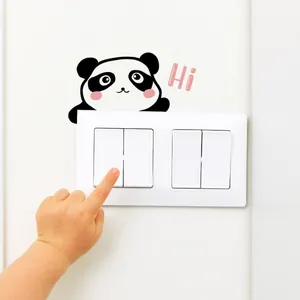 Adesivo murale panda carino con testo Hi per interruttore in una stanza bianca moderna