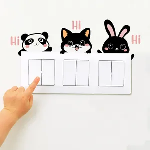 Dettaglio macro di adesivi murali con simpatici animali panda cane e coniglio sull'interruttore