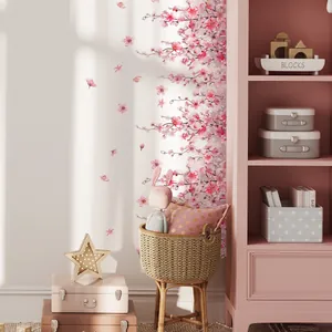 Détail de stickers muraux fleurs de cerisier roses aquarelle dans une chambre d'enfant