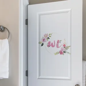 Floraler WC Toiletten-Türaufkleber mit rosa Glitzerbuchstaben und Rosen auf weißer Tür