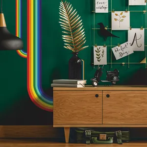 Minimalistische Regenbogen-Wandaufkleber in Retro-Wohnzimmer mit dunkelgrüner Wand