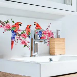 Stickers muraux avec perroquets rouges et fleurs de cerisier sur carrelage blanc
