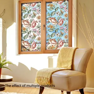 Sichtschutzfolie mit Blumenmuster aus Rosen und Gänseblümchen für die gemütliche Fensterdeko