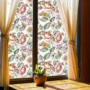 Details von Vintage-Fensterfolie mit roten Rosen und Gänseblümchen im Sonnenlicht