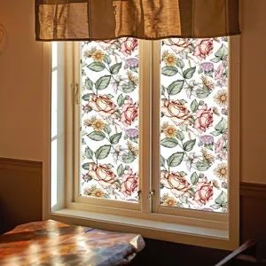 Detail der Vintage-Fensterfolie mit roten Rosen und Gänseblümchen auf Glasfläche
