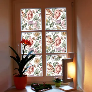 Detailansicht der statischen Fensterfolie mit Vintage Pfingstrosen- und Blumenmuster