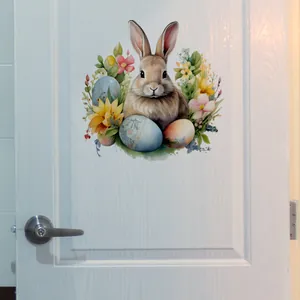 Détail de stickers muraux lapin de Pâques et œufs fleuris sur une porte en bois blanc