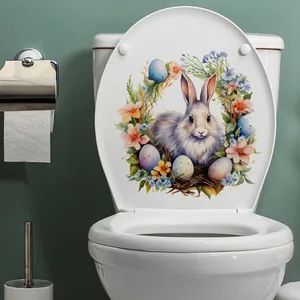 Gros plan d'un autocollant de lapin de Pâques et d'oeufs fleuris sur un abattant de WC