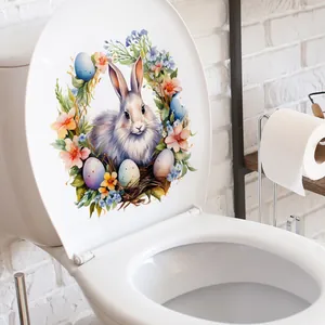 Détails de stickers lapin de Pâques et fleurs colorées sur un couvercle de toilette