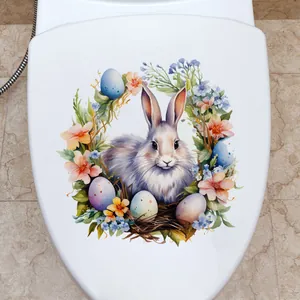 Détail d'un autocollant lapin de Pâques et couronne de fleurs sur un abattant de WC