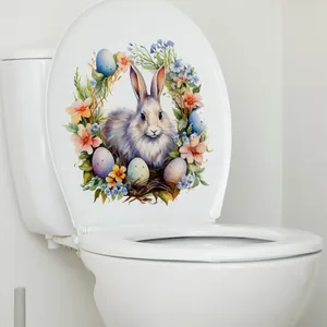 Détail d'un autocollant lapin de Pâques et œufs colorés sur un couvercle de toilette