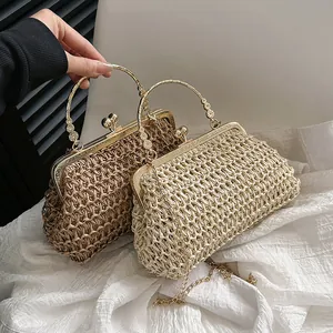Borsa a conchiglia in paglia intrecciata con manico in metallo inciso e catenina