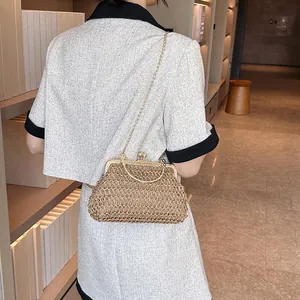Borsa intrecciata kaki alla moda con manico ad anello dorato e tracolla a catena da donna
