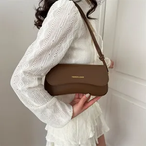 Sac bandoulière marron foncé en similicuir style français avec logo doré et nœud