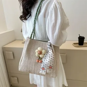 Sac fourre-tout en paille avec anses vertes, breloque fleur et foulard en soie à motif